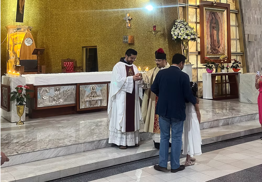 Celebración de la Eucaristía en el altar de la parroquia