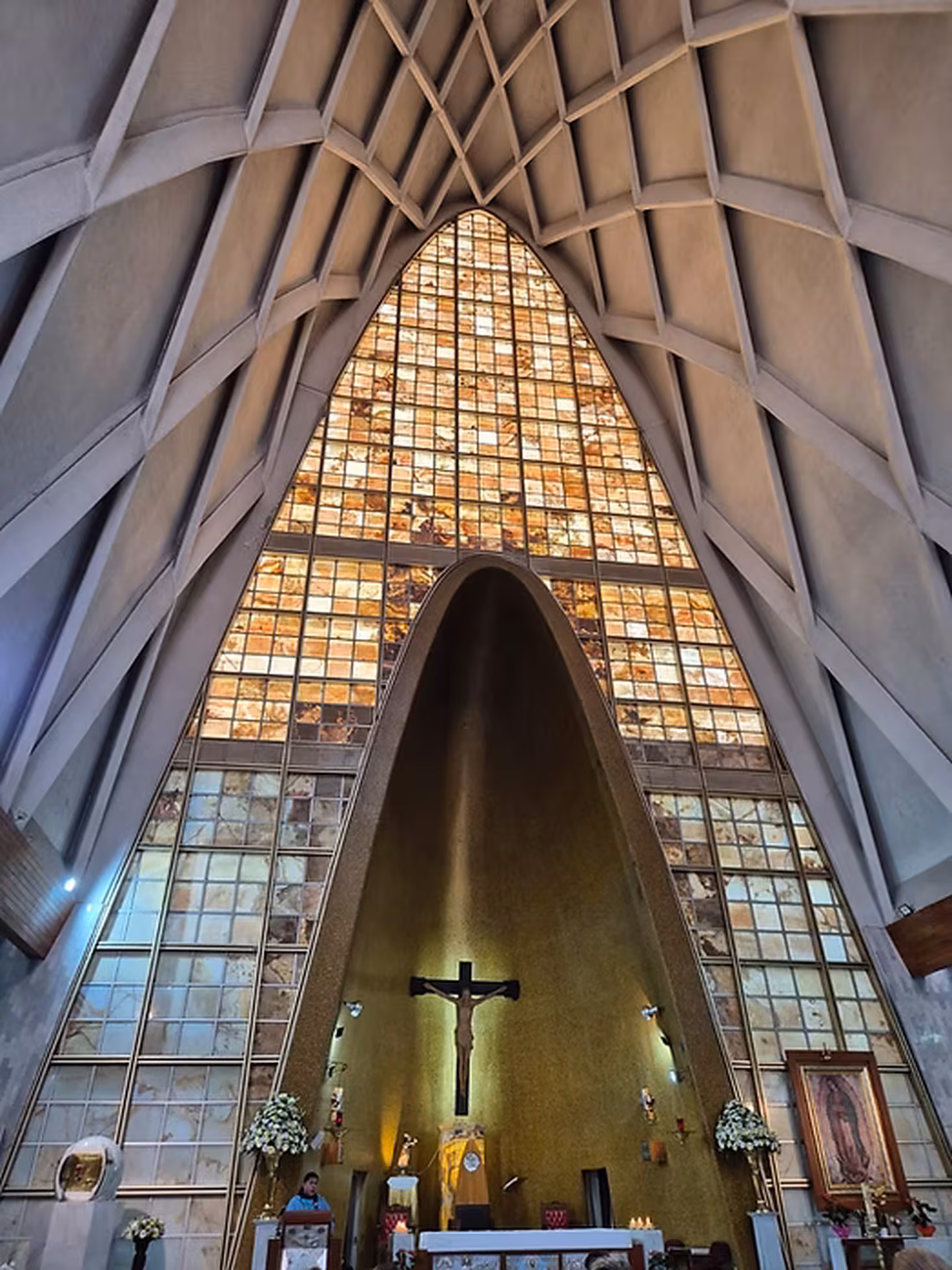 Interior del templo de San Antonio de Padua: vitrales y bóveda apuntada